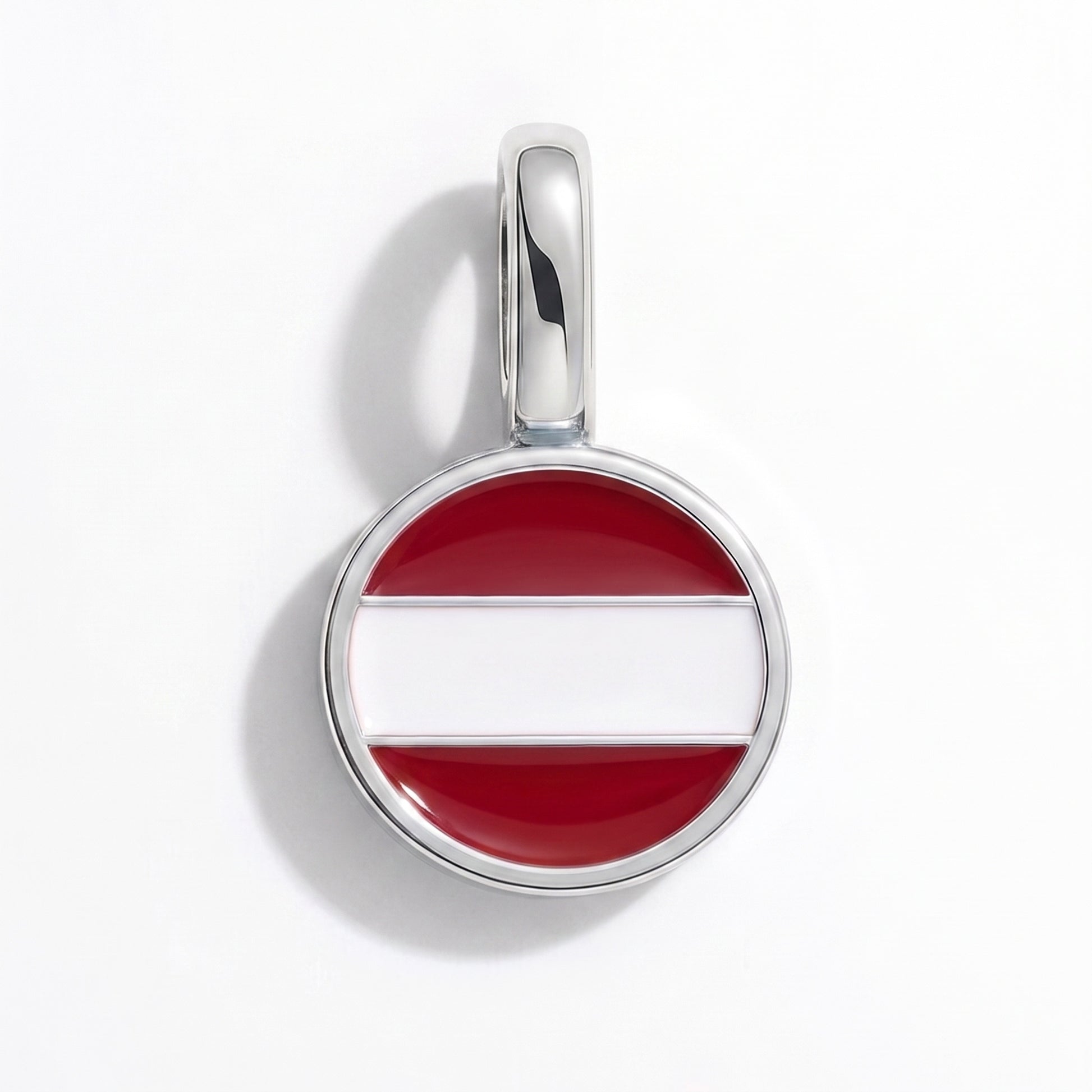 Charm vlag Letland – rond zilver