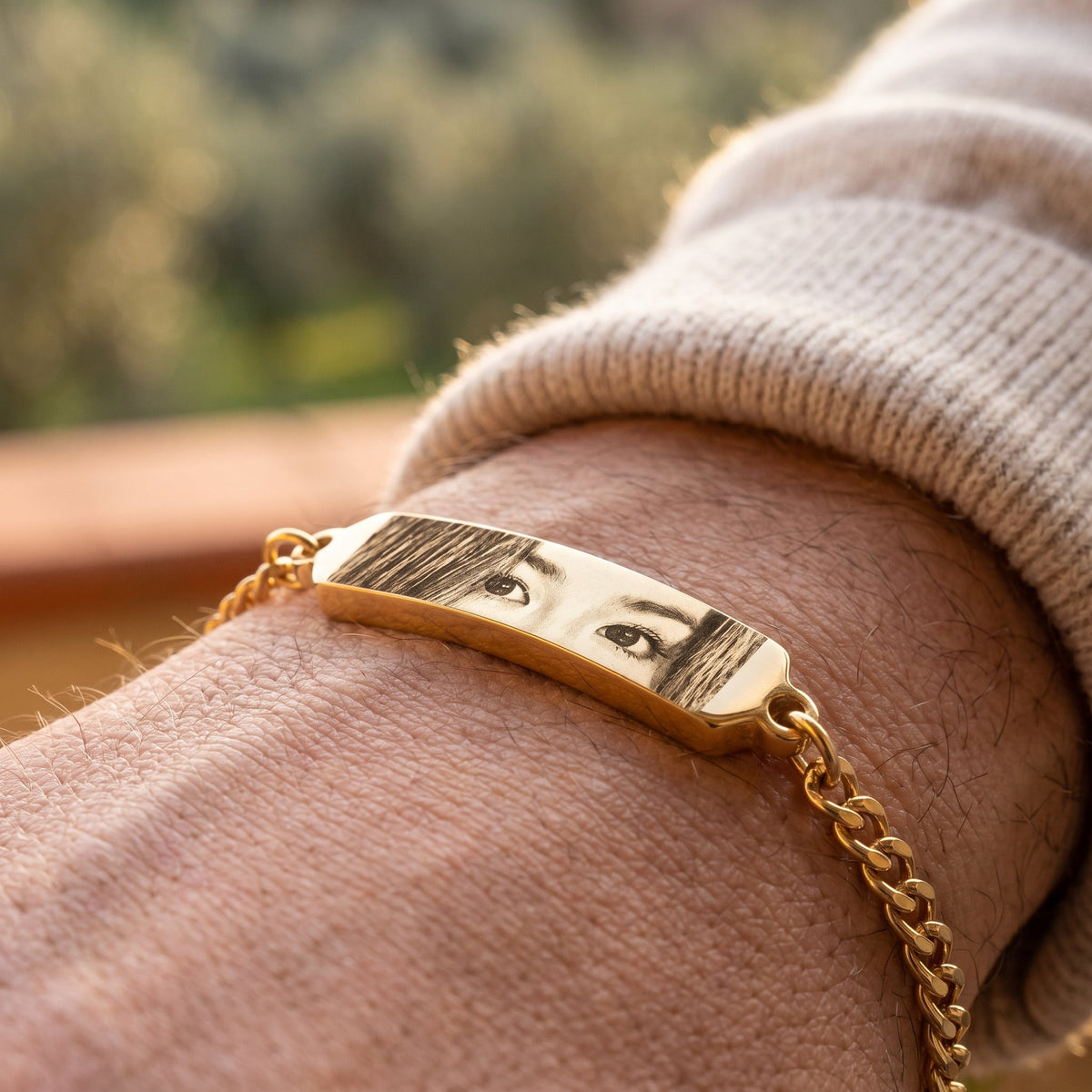 Gouden ogenarmband om de pols gedragen