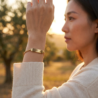 Vrouw draagt de gouden ogenarmband met fotogravure