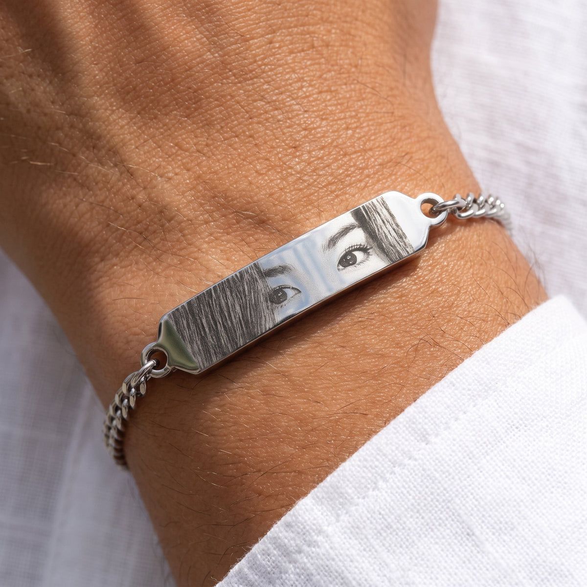 Zilveren ogenarmband om de pols gedragen
