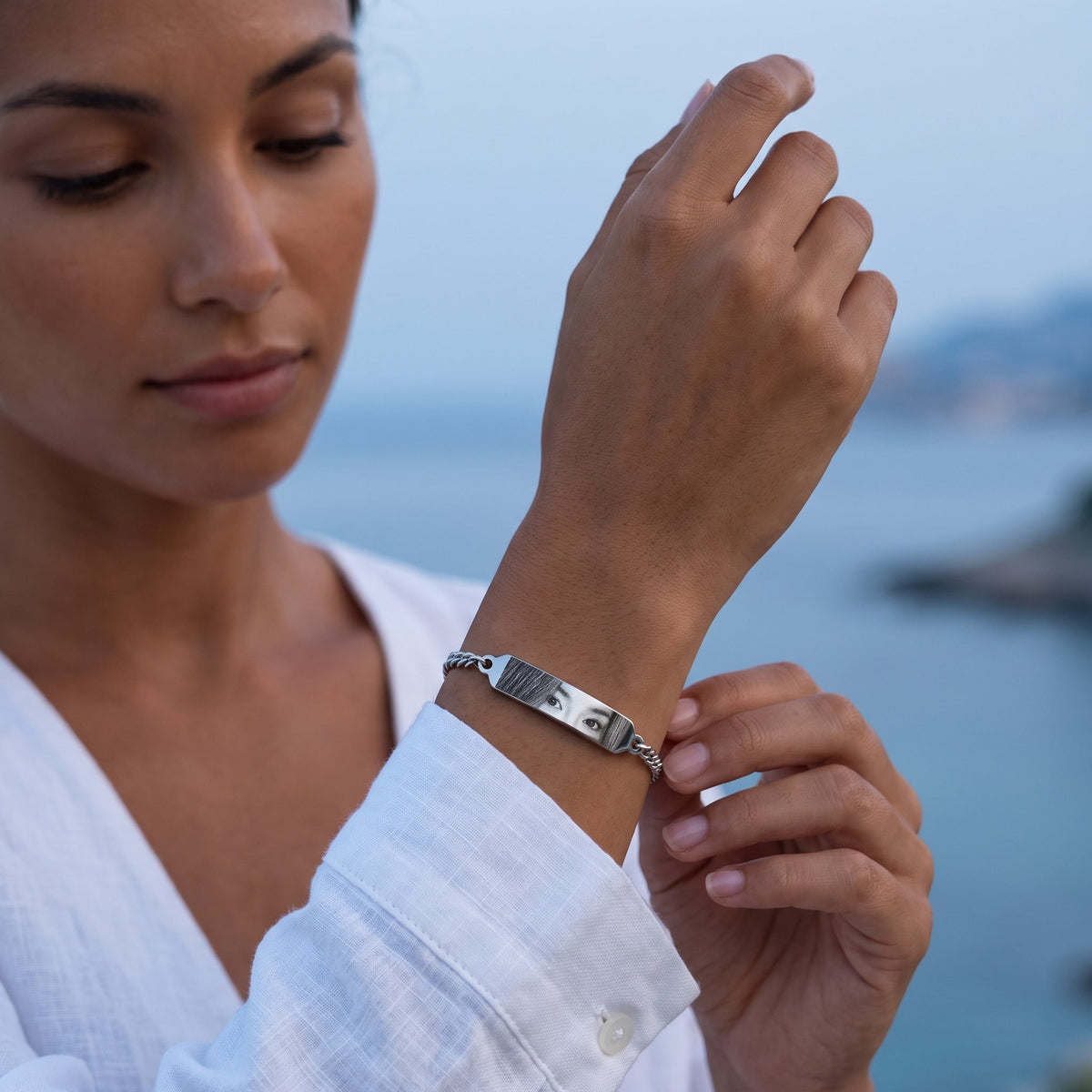 Vrouw draagt de zilveren ogenarmband met fotogravure