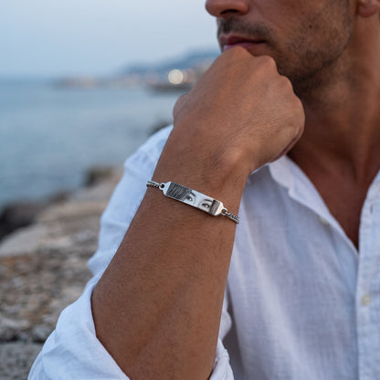 Man draagt de zilveren ogenarmband met fotogravure