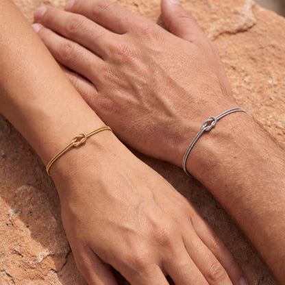 Forever Knot-armband – goud & zilver – gedragen, close-up