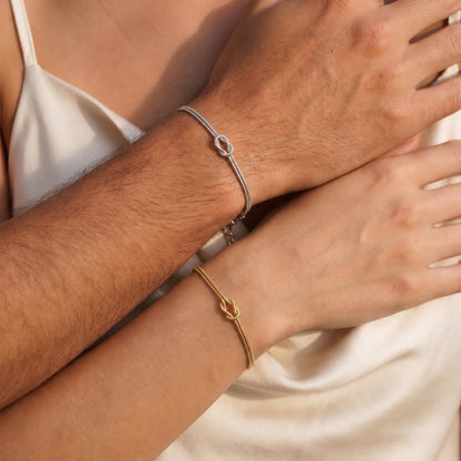 Forever Knot-armband – goud & zilver – gedragen, close-up 2